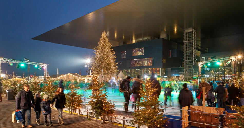 öffnungszeiten Weihnachten 2022 Luzern "Live on Ice" Die Eisbahn mit Blick auf Stadt, See und Berge